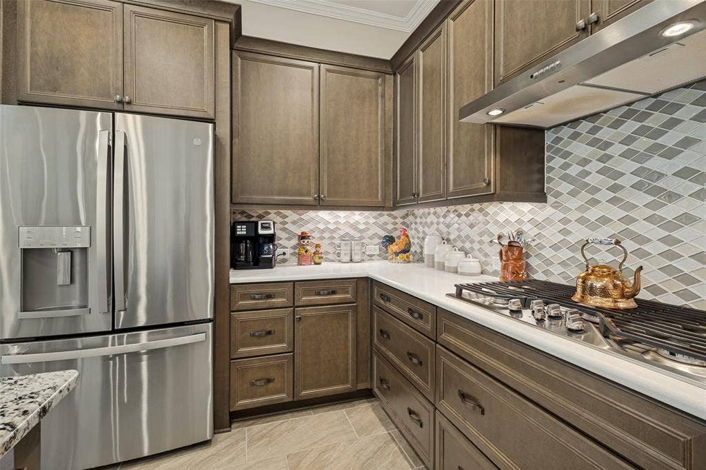 GOERGEOUS FULL WALL GLASS MOSAIC BACKSPLASH. MULTIPLE DEEP UNDER COUNTER DEEP DRAWERS WITH HARDWARE. ABOVE AND BELOW CABINET LIGHTING TOO.