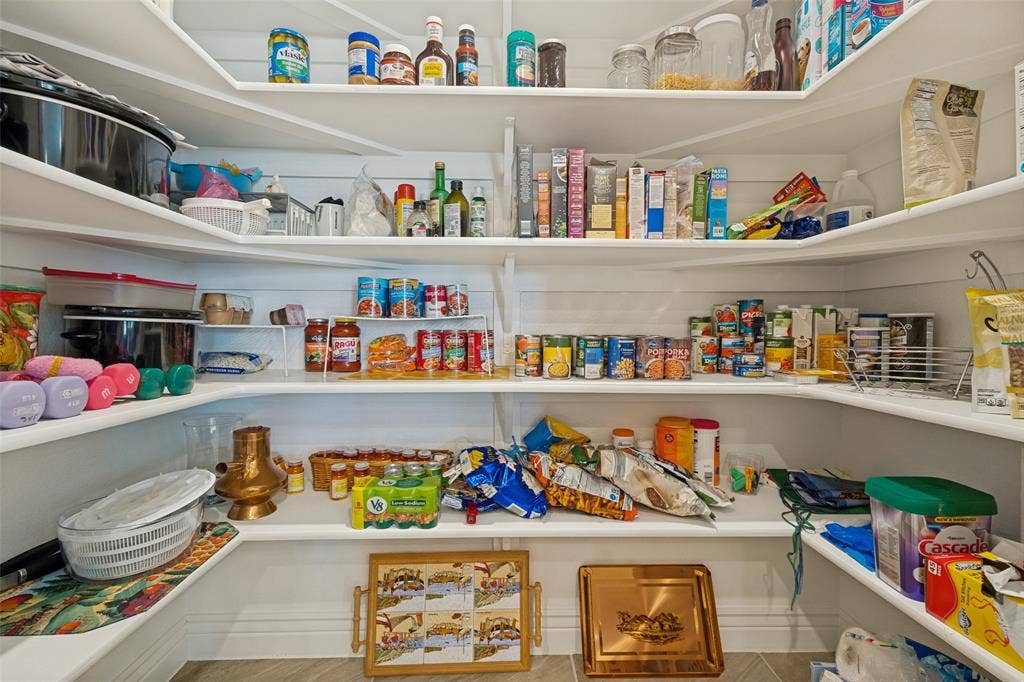 WHO DOESNT LOVE A GIANT PANTRY?