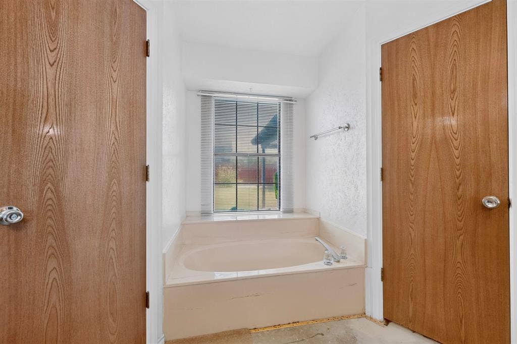 303 Stoneybrook Drive, Wylie, TX 75098 Built-in bathtub with tiled surround and window