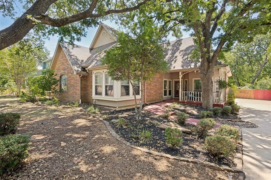 Property photo for 1925 Highland Park Circle, Denton, TX