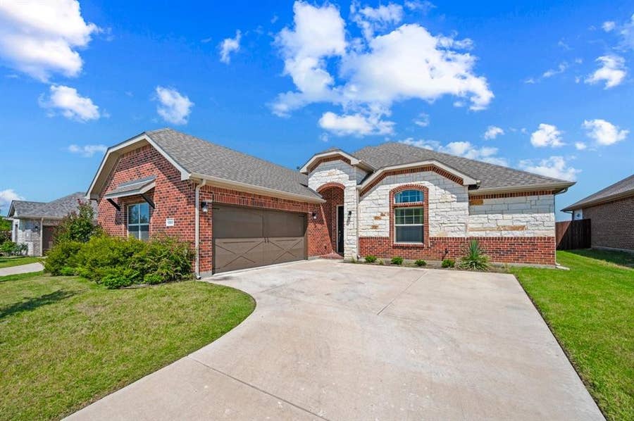 Property photo for 1303 Deer Hollow Drive, Arlington, TX