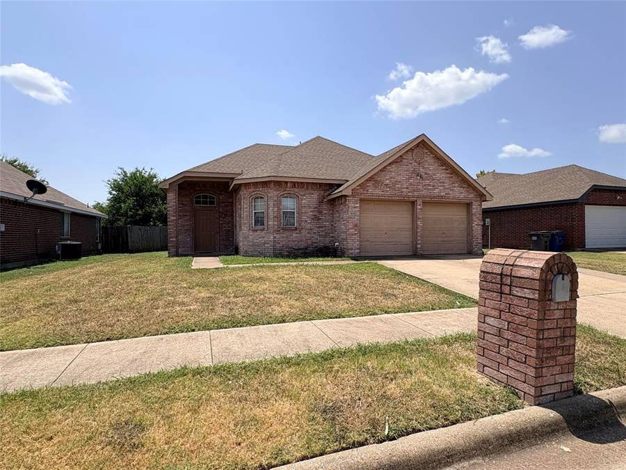 Property photo for 304 W Glen Meadow Drive, Glenn Heights, TX