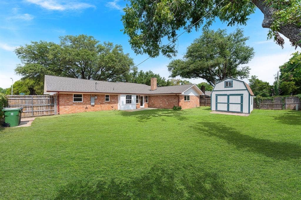 1815 Lakemont Drive, Arlington, TX 76013 1815 Lakemont Drive, Arlington, TX 76013