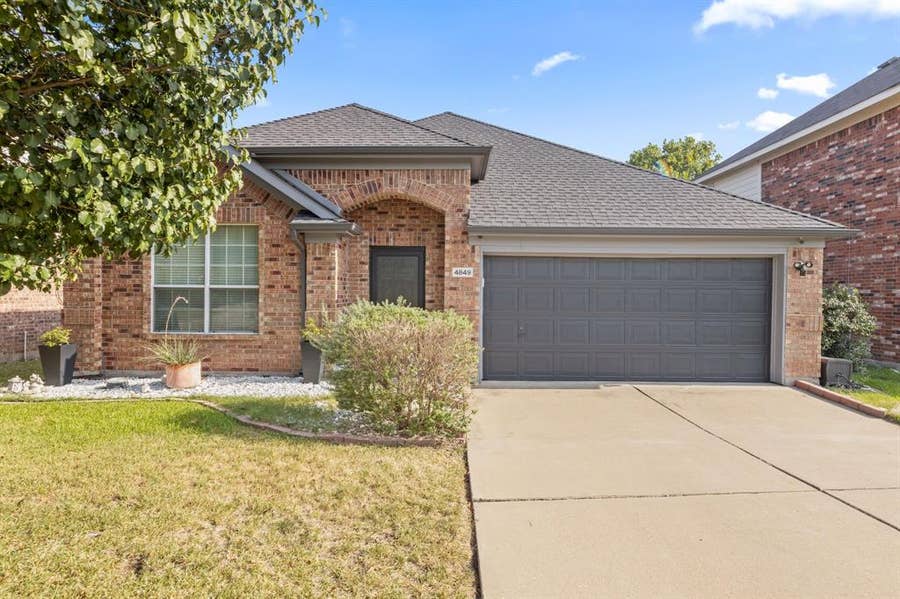 Property photo for 4849 Summer Oaks Lane, Fort Worth, TX