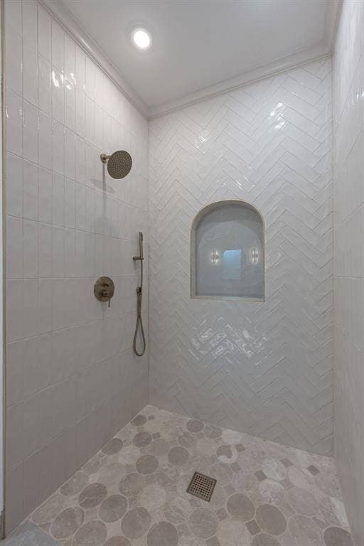 17049 Island Lake Drive, Tyler, TX 75708 Tiled shower with a rainfall showerhead, handheld spray, and an arched niche