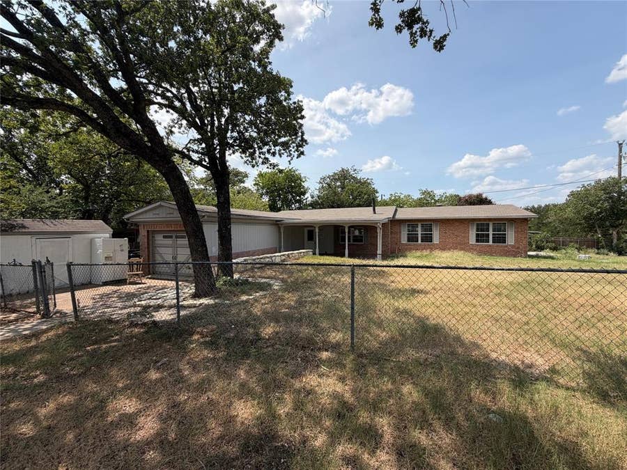 Property photo for 1832 Smokehouse Road, Granbury, TX