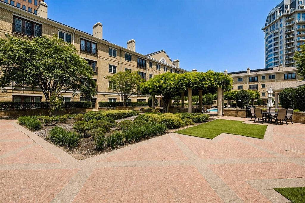 3400 Welborn Street, #318, Dallas, TX 75219 The Wyndemere - 3400 Welborn Street - Courtyard & Patio Area - www.3400welborn318.com