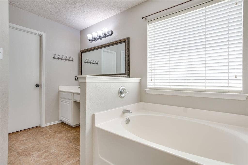 400 Bretts Way, Burleson, TX 76028 Garden tub and double sinks in Primary