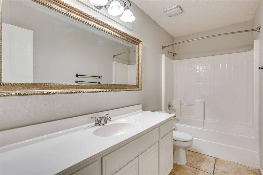 400 Bretts Way, Burleson, TX 76028 Guest Bath