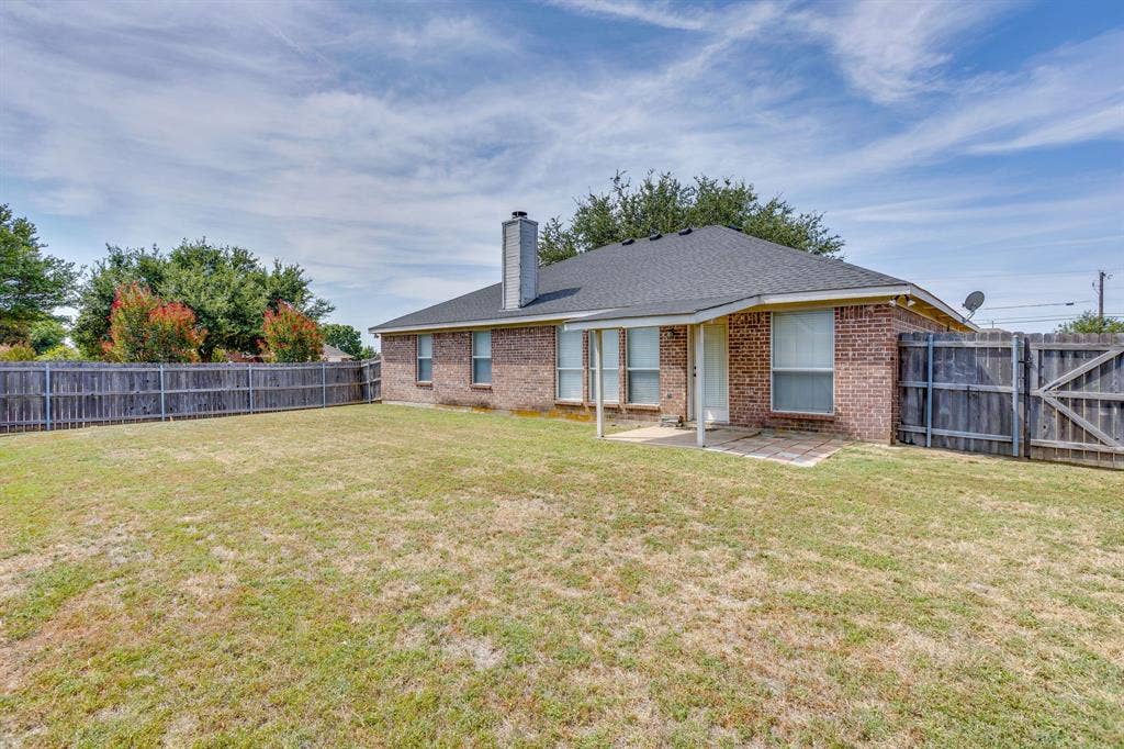 400 Bretts Way, Burleson, TX 76028 Fenced back yard/ gate/ patio