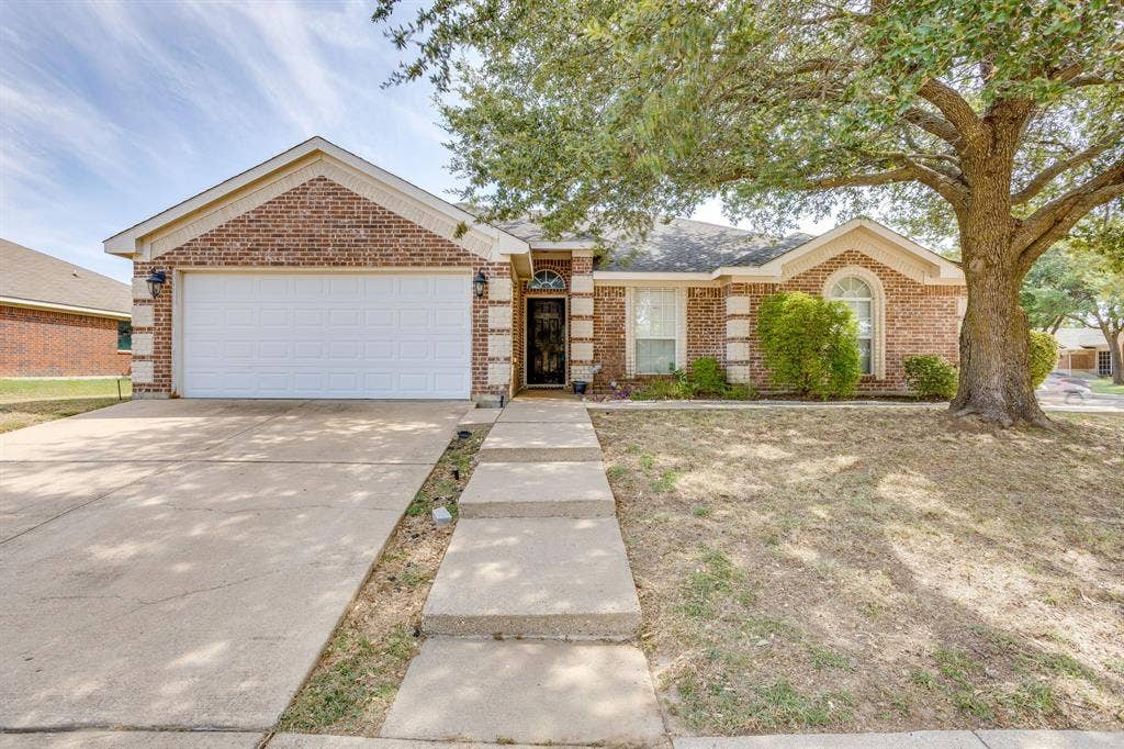 400 Bretts Way, Burleson, TX 76028 Front of Home