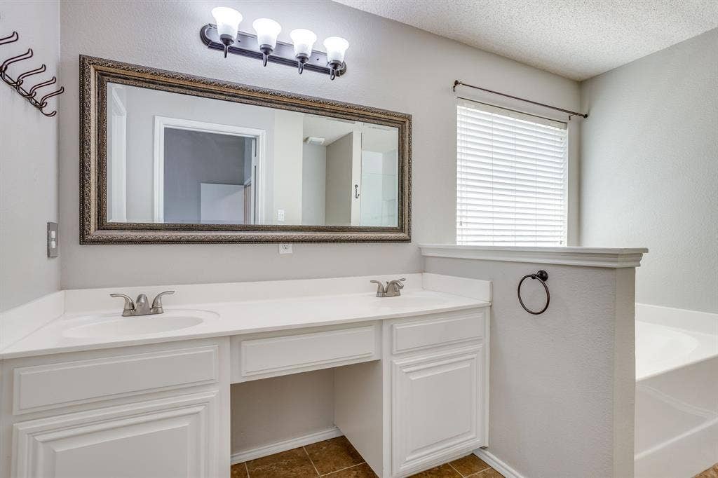 400 Bretts Way, Burleson, TX 76028 Primary Bathroom