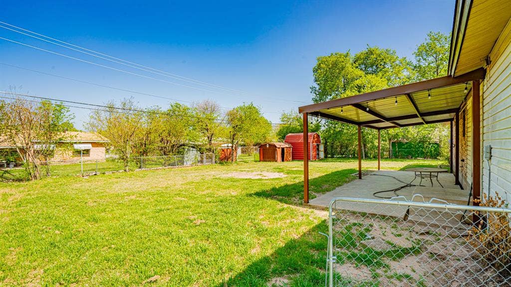 1110 Penrod Street, Granbury, TX 76048 Large fenced back yard with covered patio