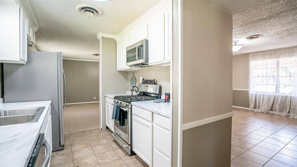 1110 Penrod Street, Granbury, TX 76048 Kitchen with stainless appliances