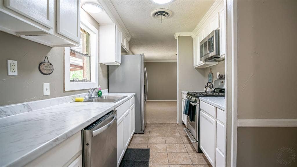 1110 Penrod Street, Granbury, TX 76048 New countertops.