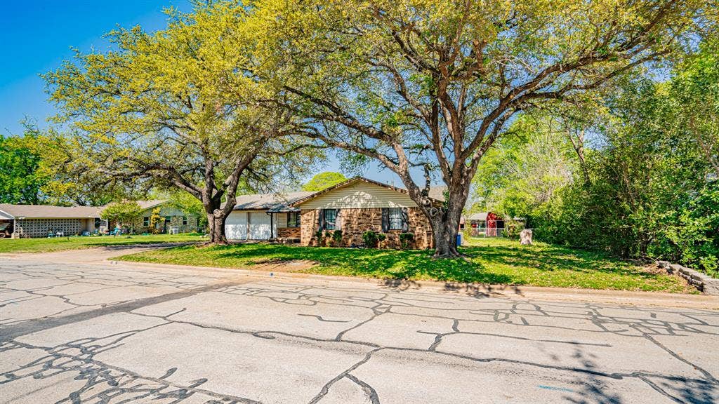 1110 Penrod Street, Granbury, TX 76048 1110 Penrod Street, Granbury, TX 76048