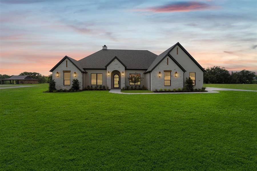 Property photo for 509 Acorn Trail, Granbury, TX