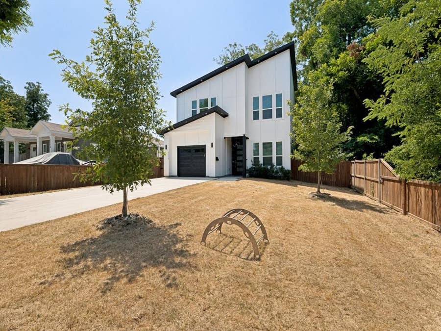 Property photo for 1114 E Woodin Boulevard, Dallas, TX