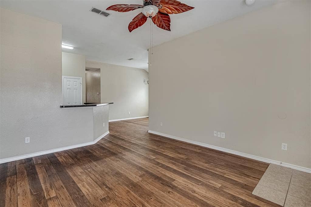 824 Walnut Street, Burleson, TX 76028 824 Walnut Street, Burleson, TX 76028
