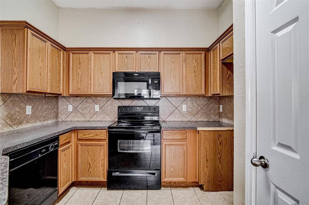 824 Walnut Street, Burleson, TX 76028 824 Walnut Street, Burleson, TX 76028