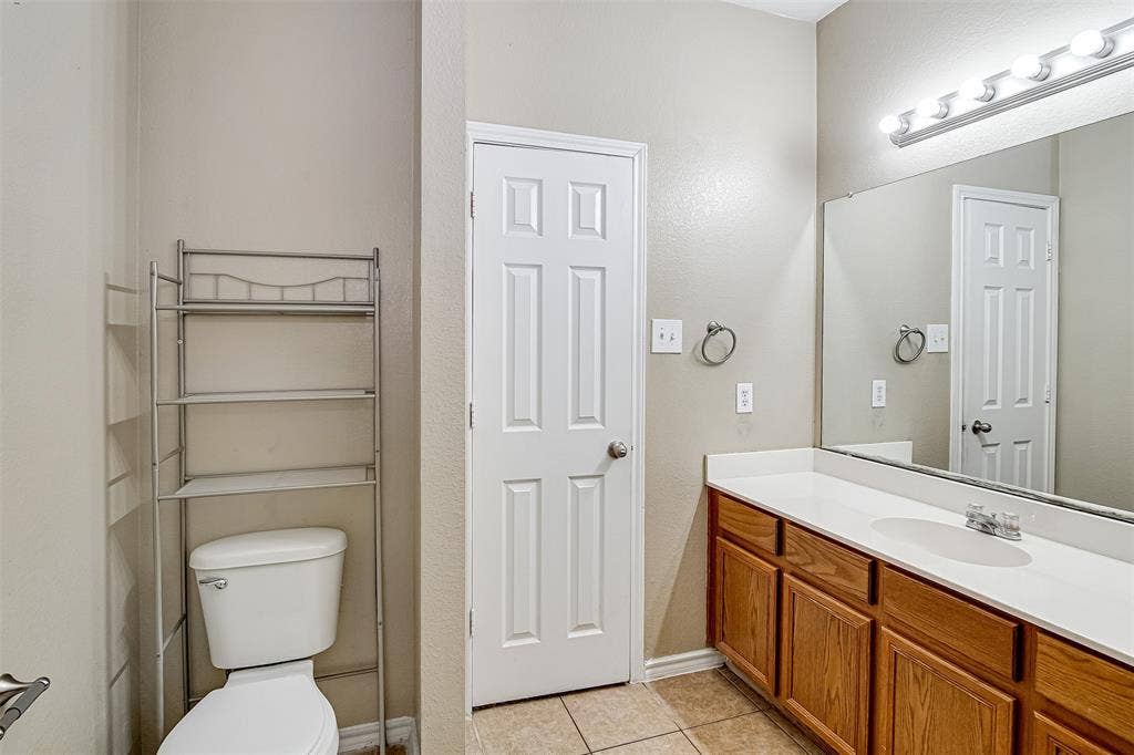824 Walnut Street, Burleson, TX 76028 824 Walnut Street, Burleson, TX 76028