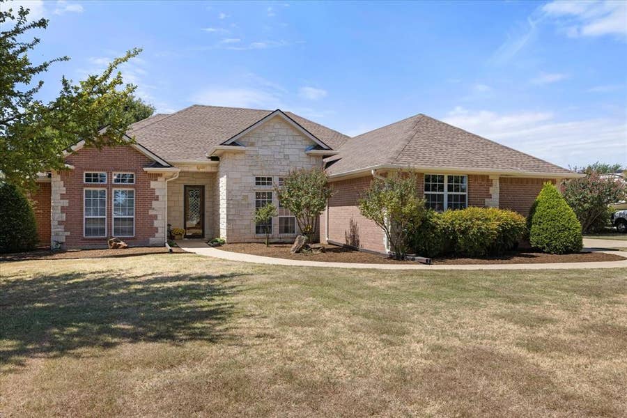 Property photo for 2101 W Emerald Bend Court, Granbury, TX