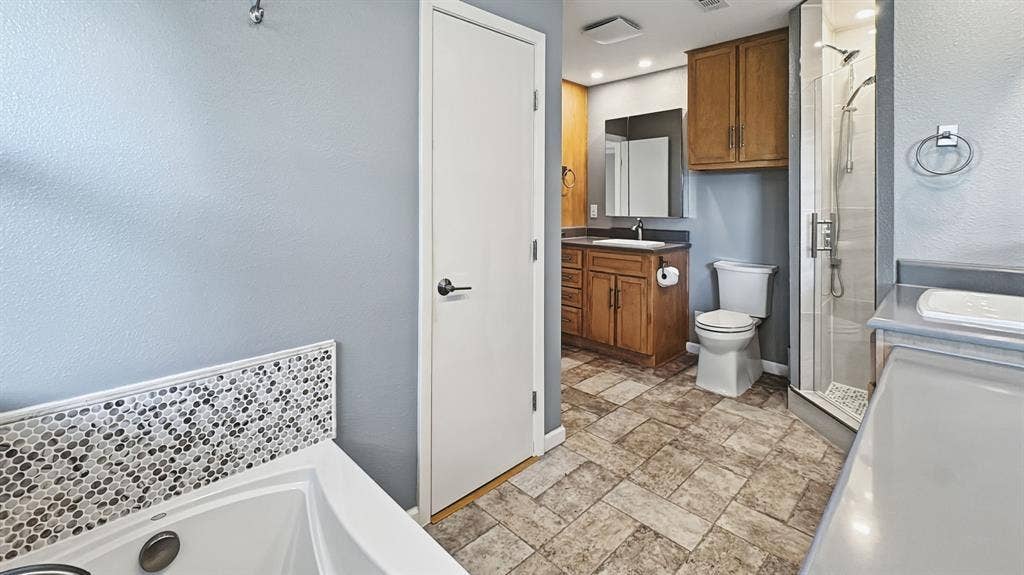 3526 S Echo Trail, Plano, TX 75023 Primary Bath