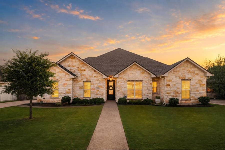 Property photo for 717 Wintergreen Drive, Hewitt, TX