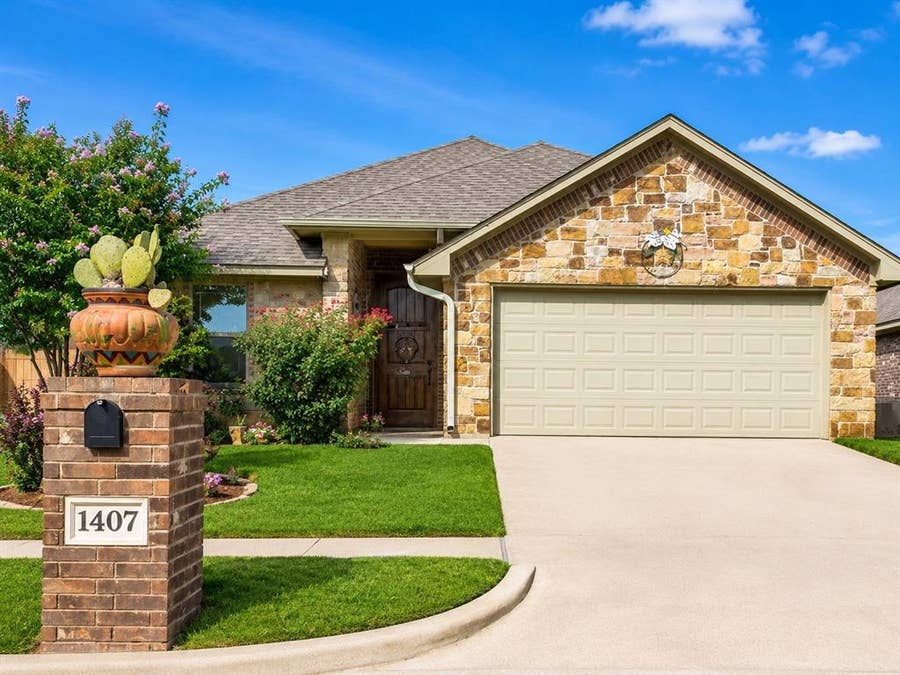 Property photo for 1407 Lauren Lane, Granbury, TX