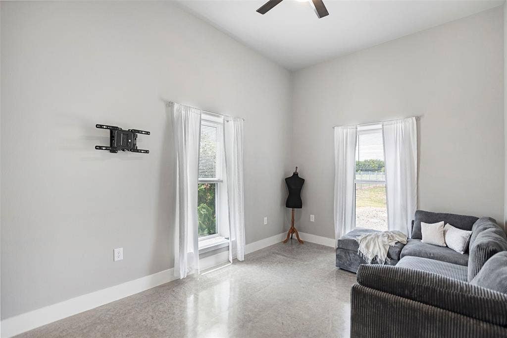 620 Ewing Road, Ferris, TX 75125 12x13'6