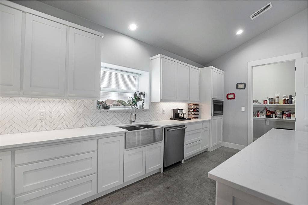 620 Ewing Road, Ferris, TX 75125 Walk in Pantry 4x11