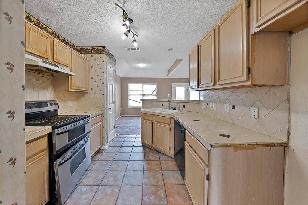 2137 Emerald Oaks, Mesquite, TX 75181 2137 Emerald Oaks, Mesquite, TX 75181