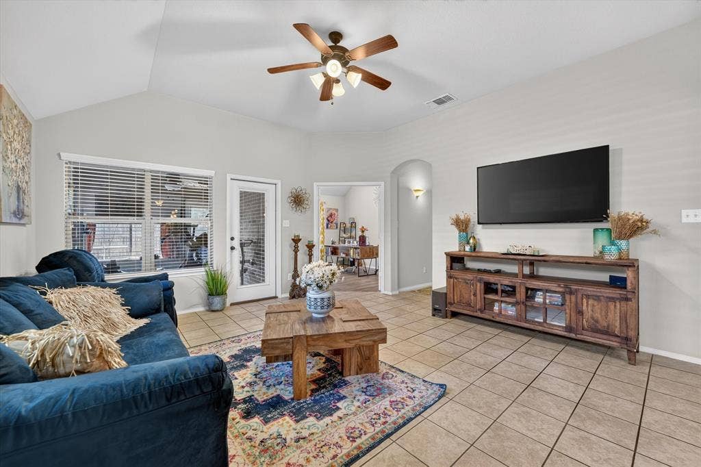 220 Carson Drive, Waxahachie, TX 75167 220 Carson Drive, Waxahachie, TX 75167