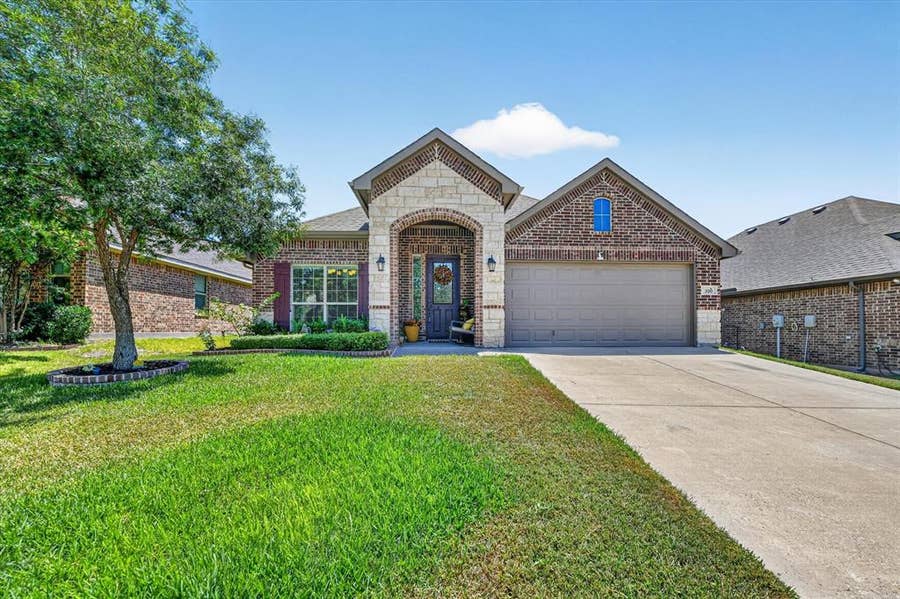 Property photo for 220 Carson Drive, Waxahachie, TX