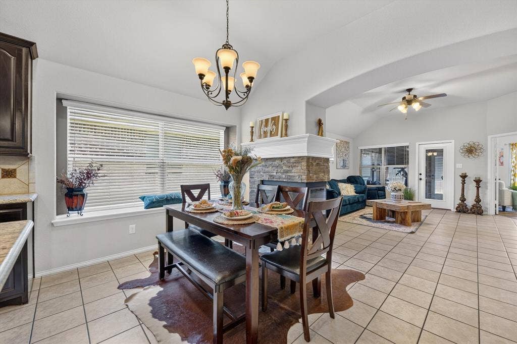 220 Carson Drive, Waxahachie, TX 75167 Breakfast area