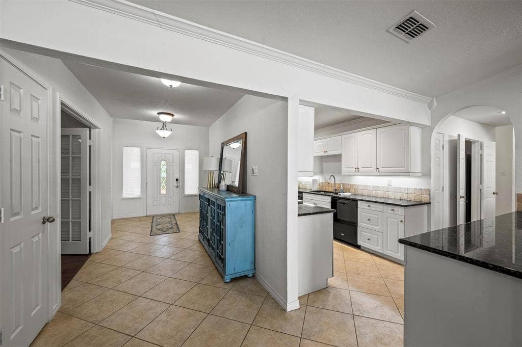 211 Lake Front Drive, Mabank, TX 75156