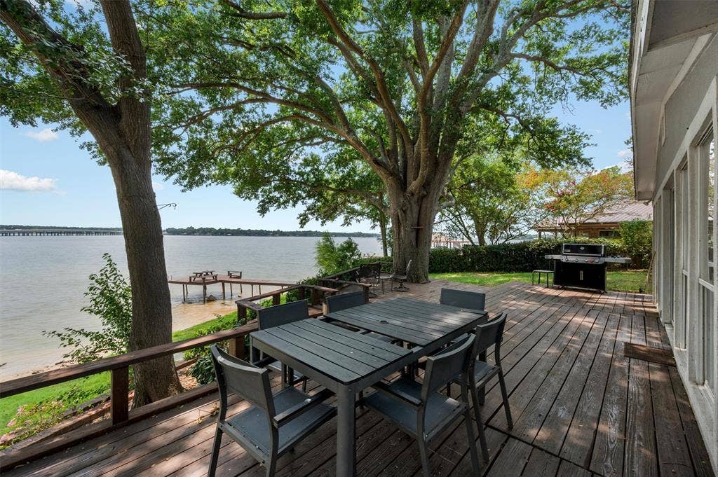 211 Lake Front Drive, Mabank, TX 75156