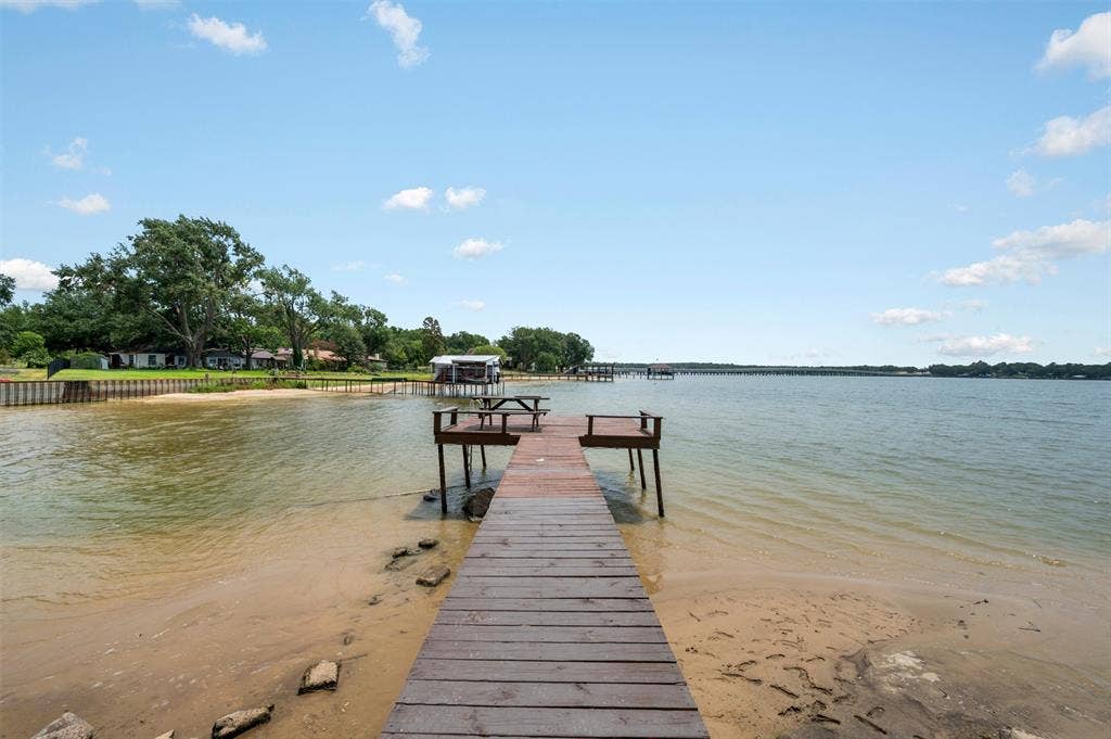 211 Lake Front Drive, Mabank, TX 75156