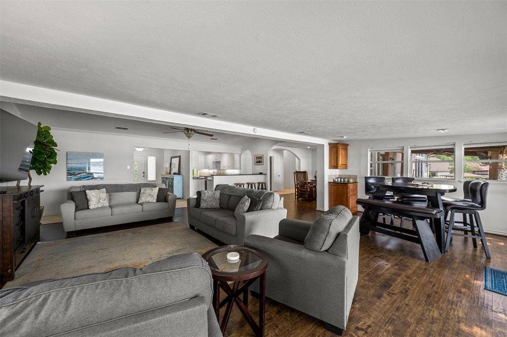 211 Lake Front Drive, Mabank, TX 75156