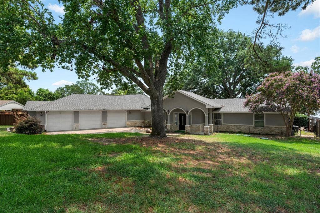 211 Lake Front Drive, Mabank, TX 75156