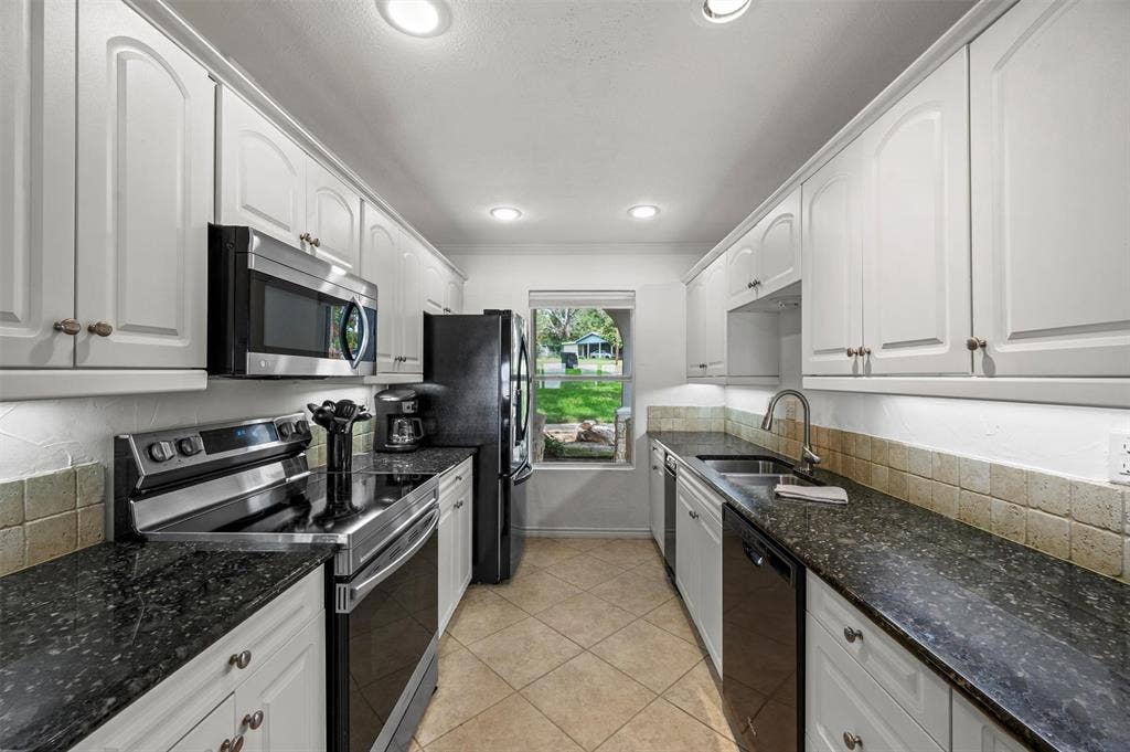 211 Lake Front Drive, Mabank, TX 75156