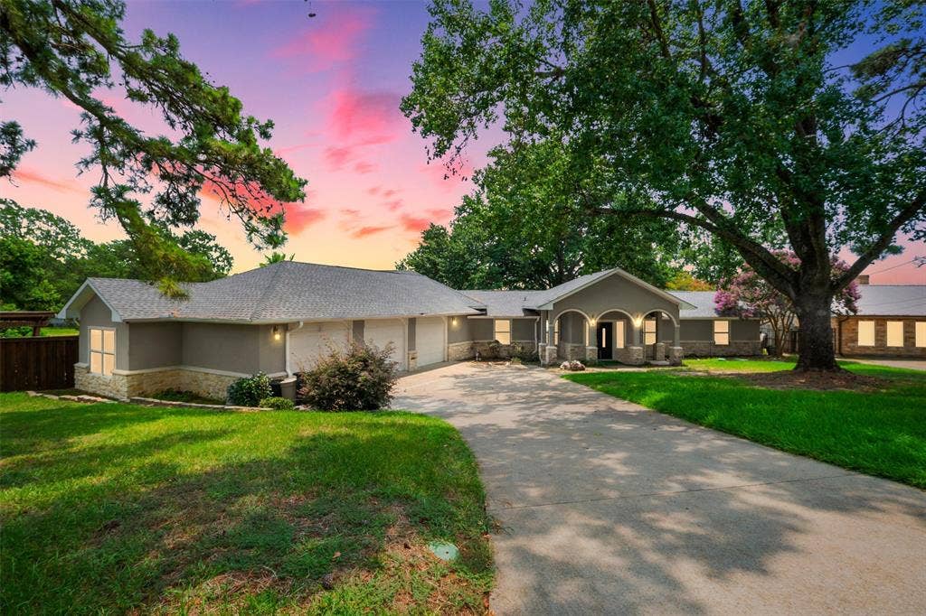 211 Lake Front Drive, Mabank, TX 75156