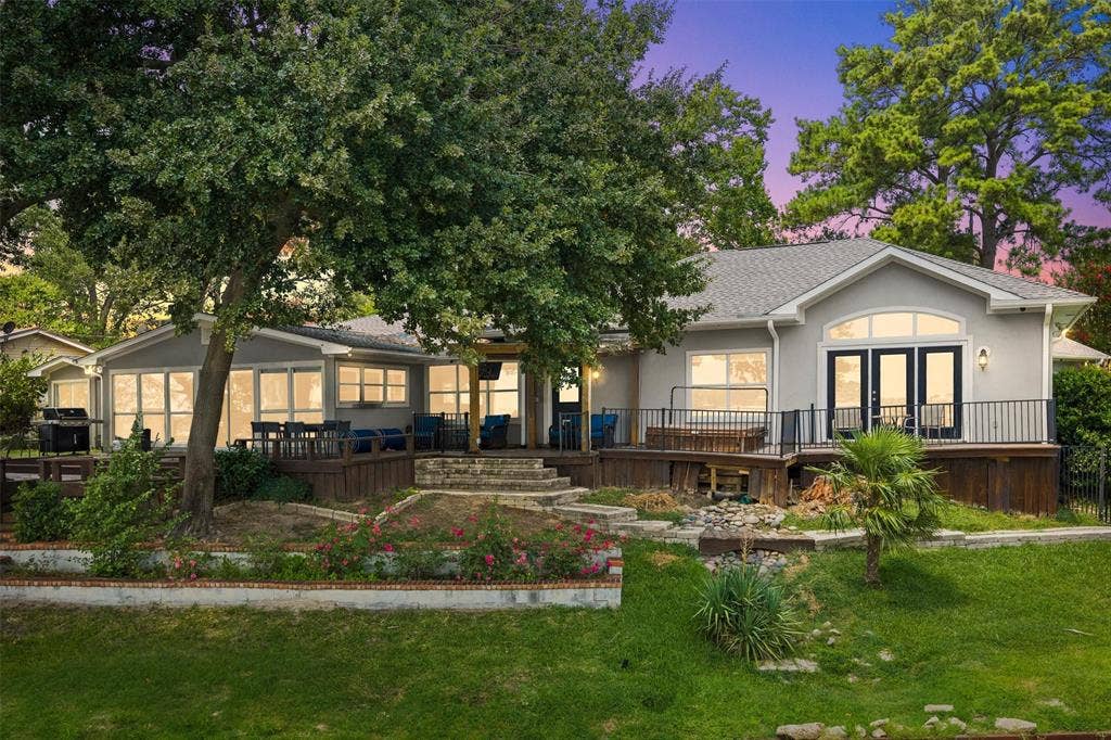211 Lake Front Drive, Mabank, TX 75156