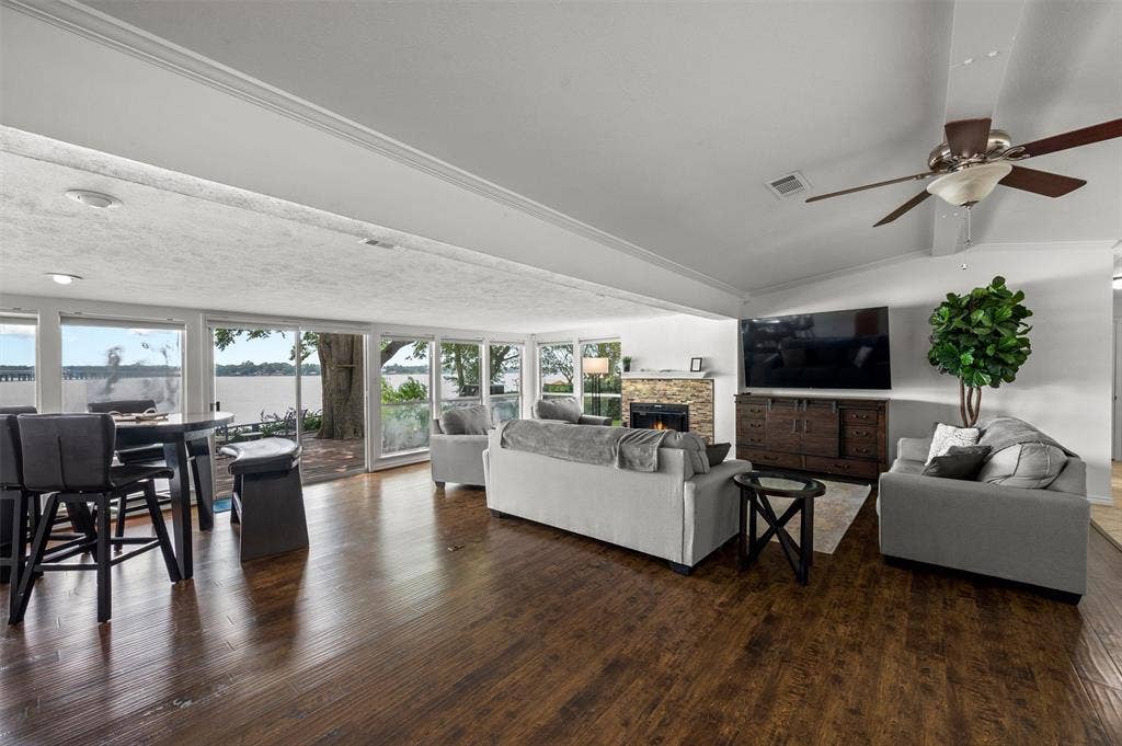 211 Lake Front Drive, Mabank, TX 75156
