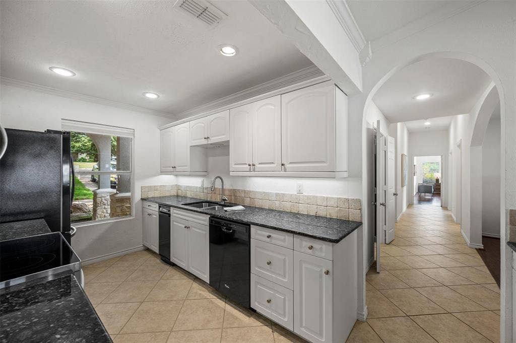 211 Lake Front Drive, Mabank, TX 75156