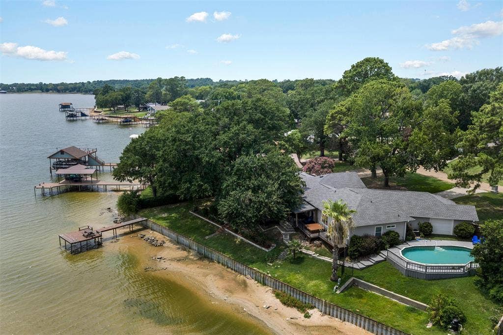 211 Lake Front Drive, Mabank, TX 75156