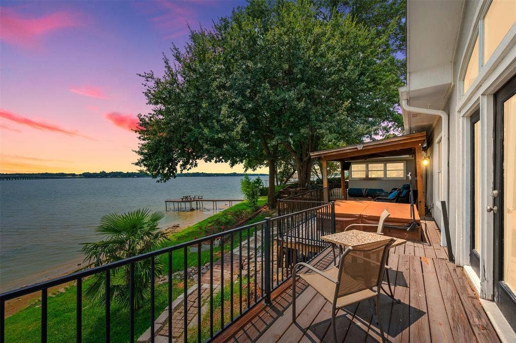 211 Lake Front Drive, Mabank, TX 75156