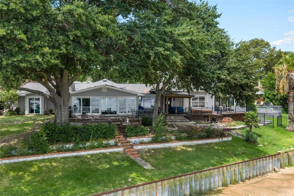 211 Lake Front Drive, Mabank, TX 75156