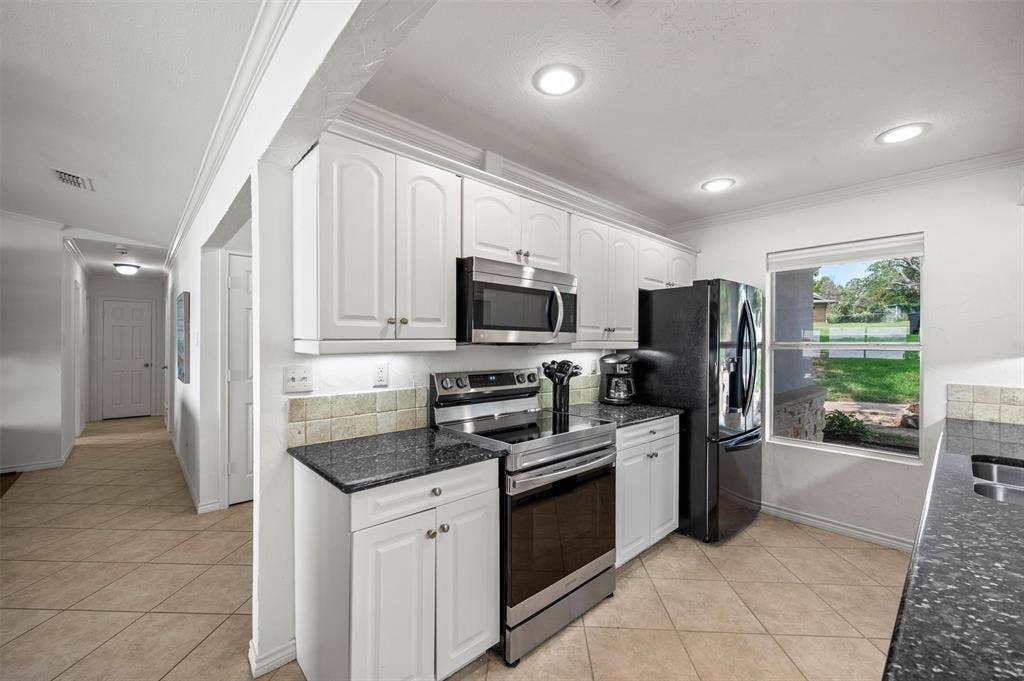 211 Lake Front Drive, Mabank, TX 75156