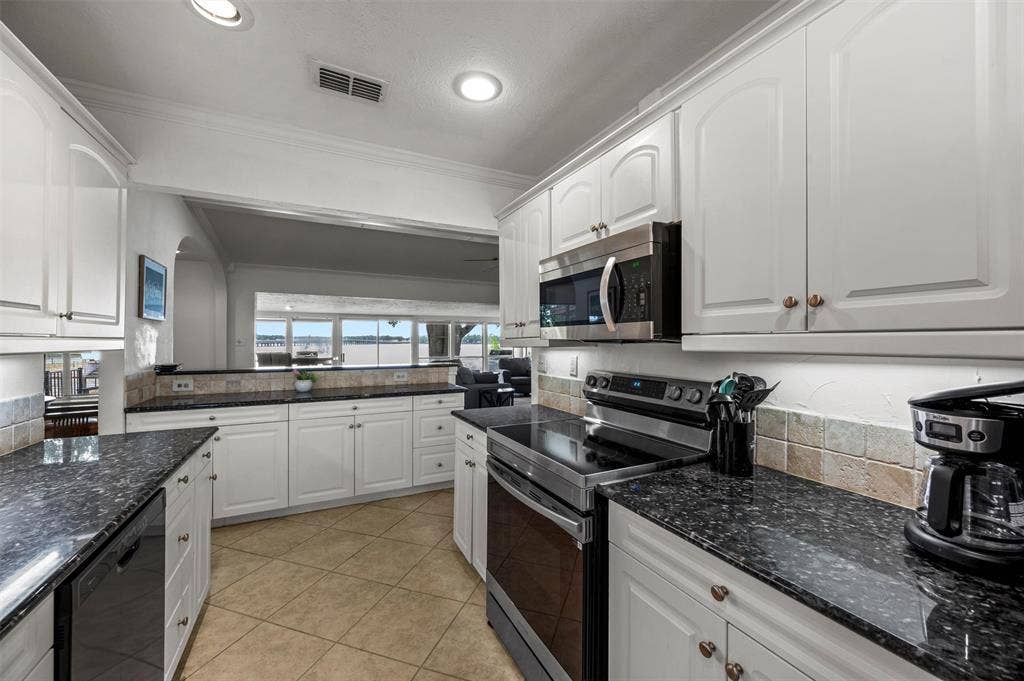 211 Lake Front Drive, Mabank, TX 75156